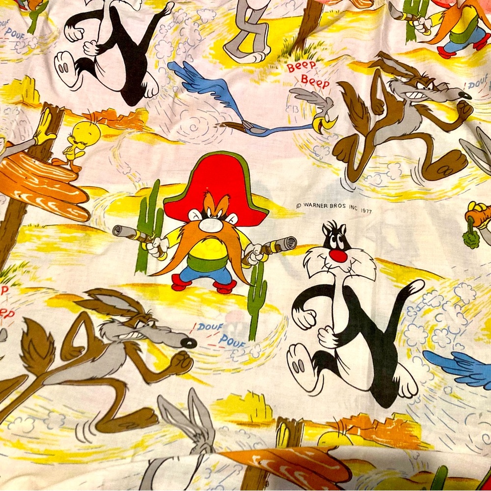 Authentic vintage 1977 Looney Tunes twin or double flat sheet